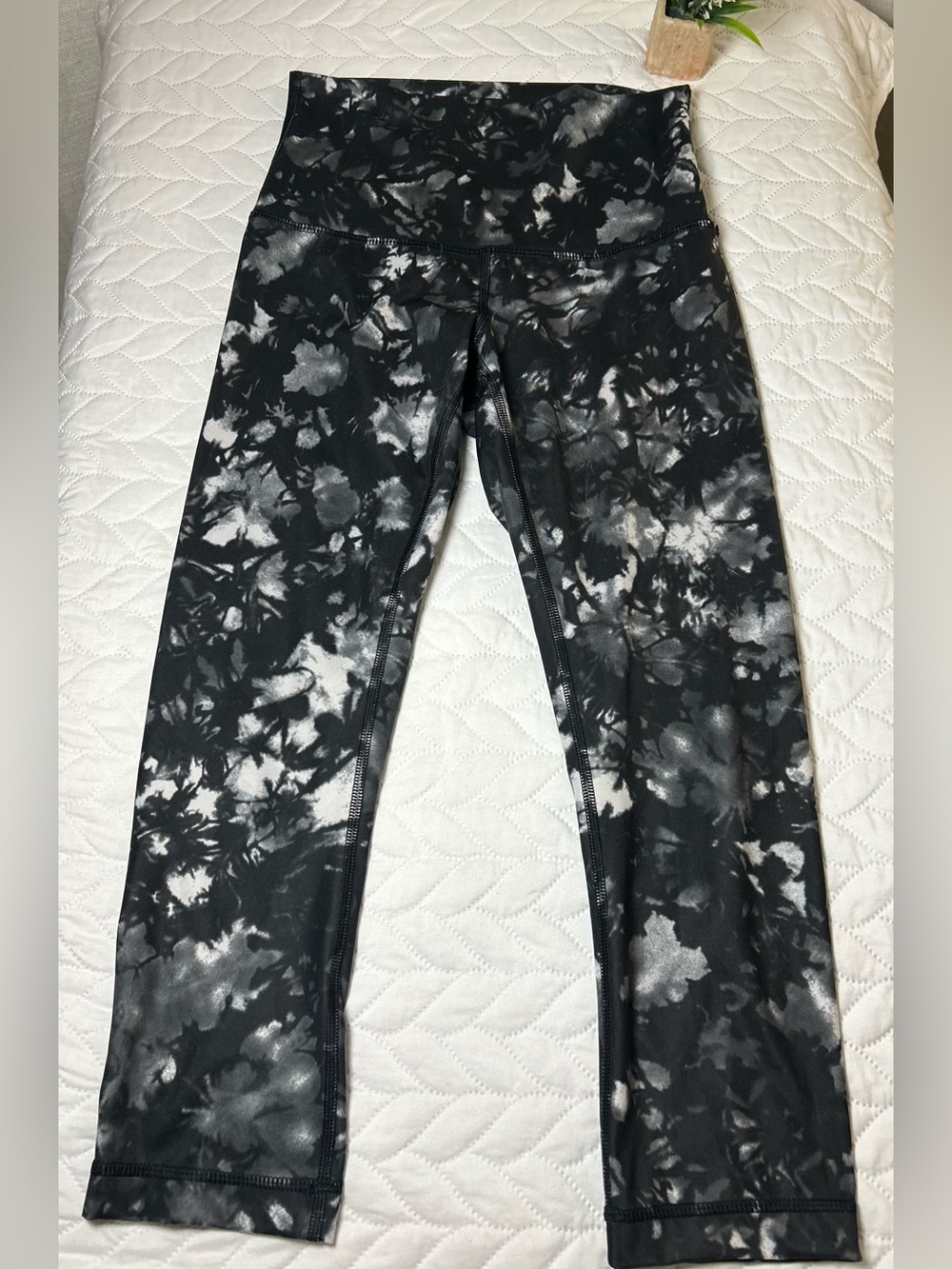 lululemon Wunder Under High-Rise Tight 25" - Crushed Shibori Black/White -Size 6